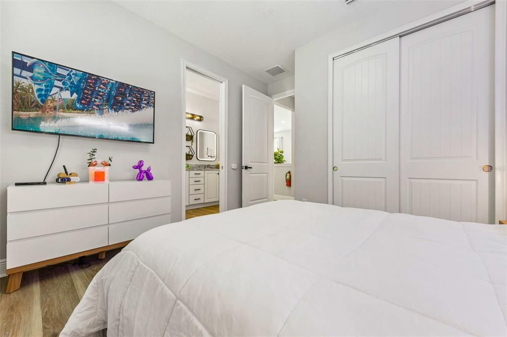 出租: $4,800 (5 贝兹, 4 浴室, 2574 平方英尺)