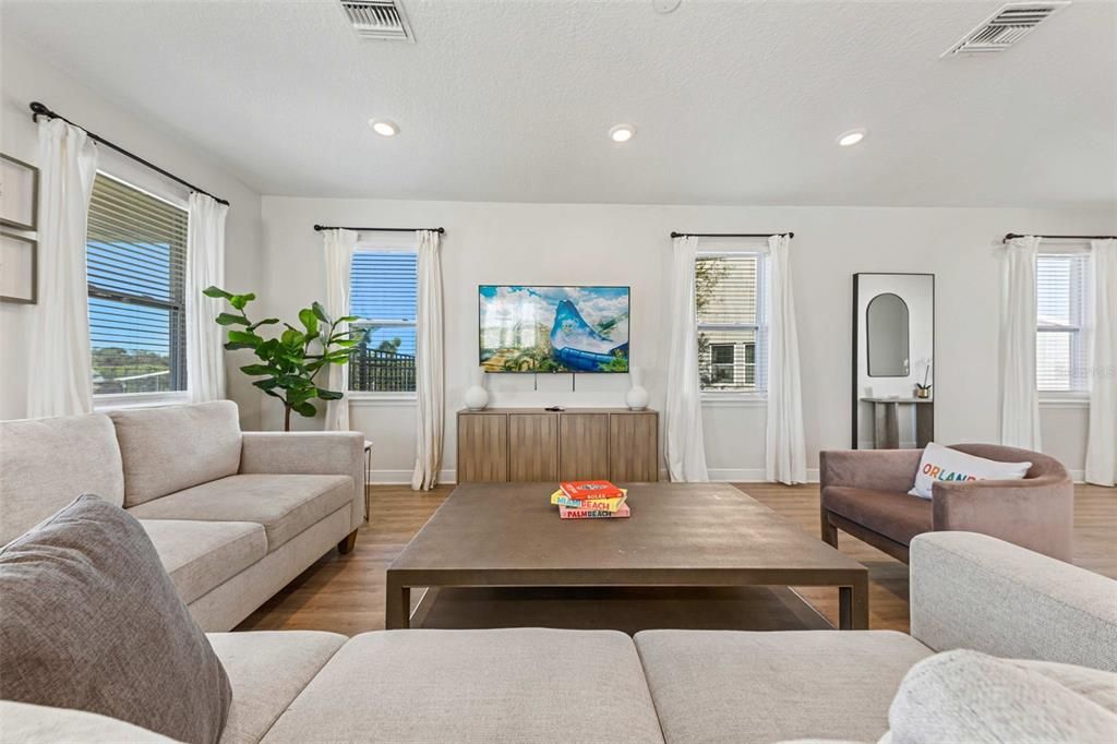 For Rent: $4,800 (5 beds, 4 baths, 2574 Square Feet)