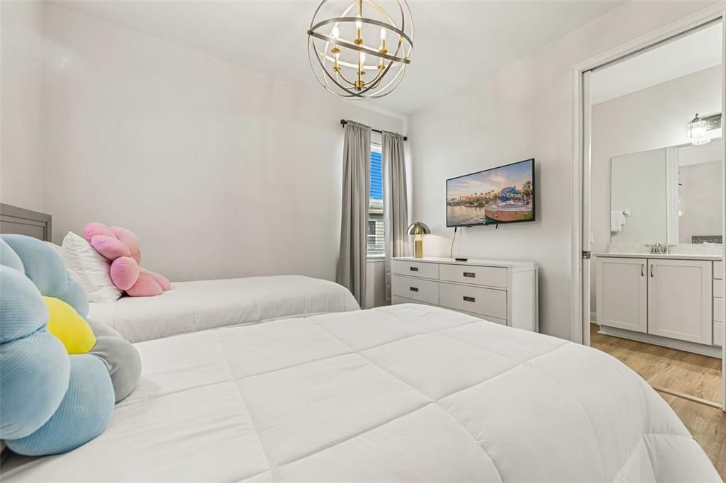 For Rent: $4,800 (5 beds, 4 baths, 2574 Square Feet)