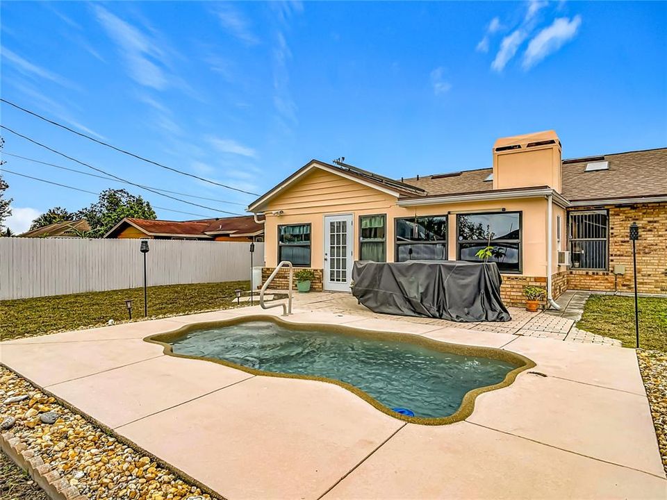 For Sale: $300,000 (3 beds, 2 baths, 1359 Square Feet)