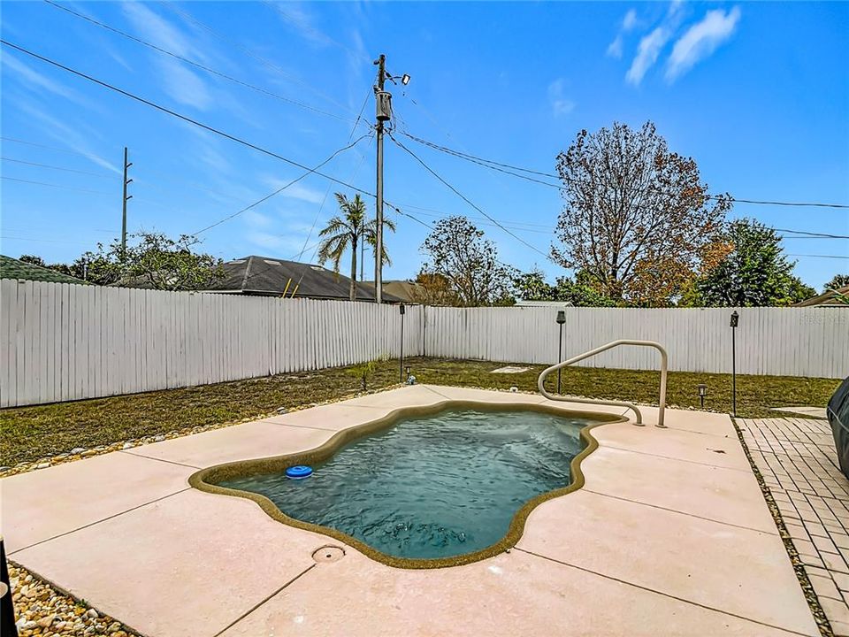 For Sale: $300,000 (3 beds, 2 baths, 1359 Square Feet)