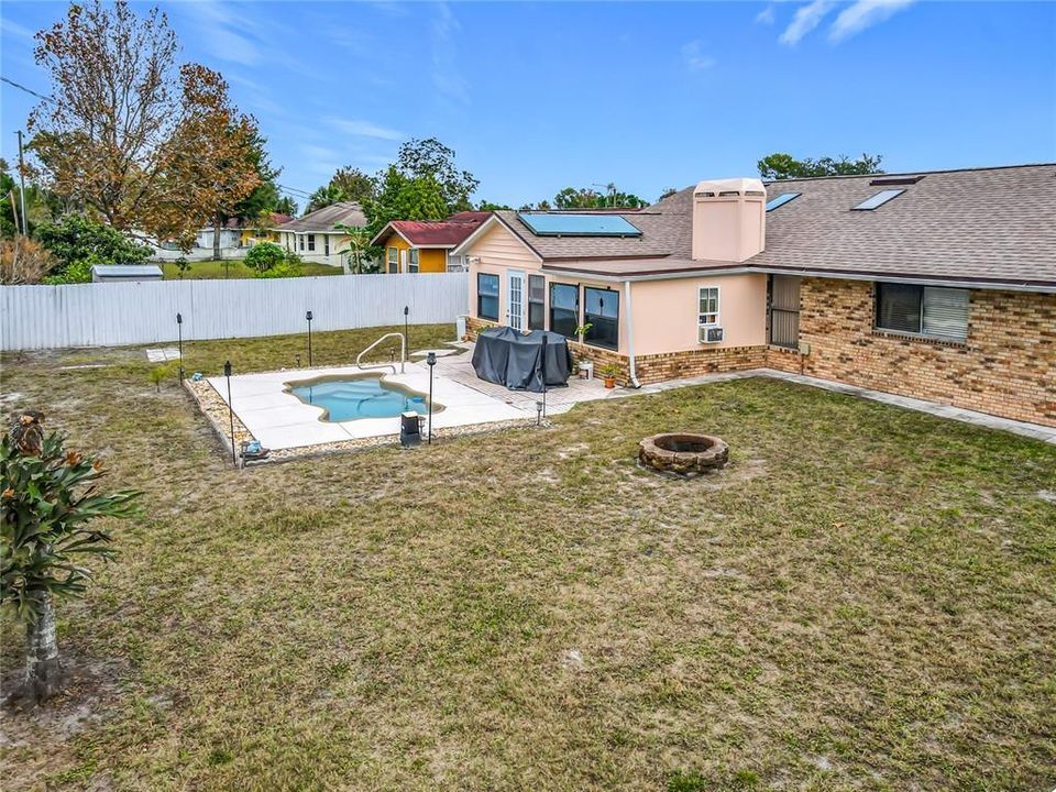 For Sale: $300,000 (3 beds, 2 baths, 1359 Square Feet)