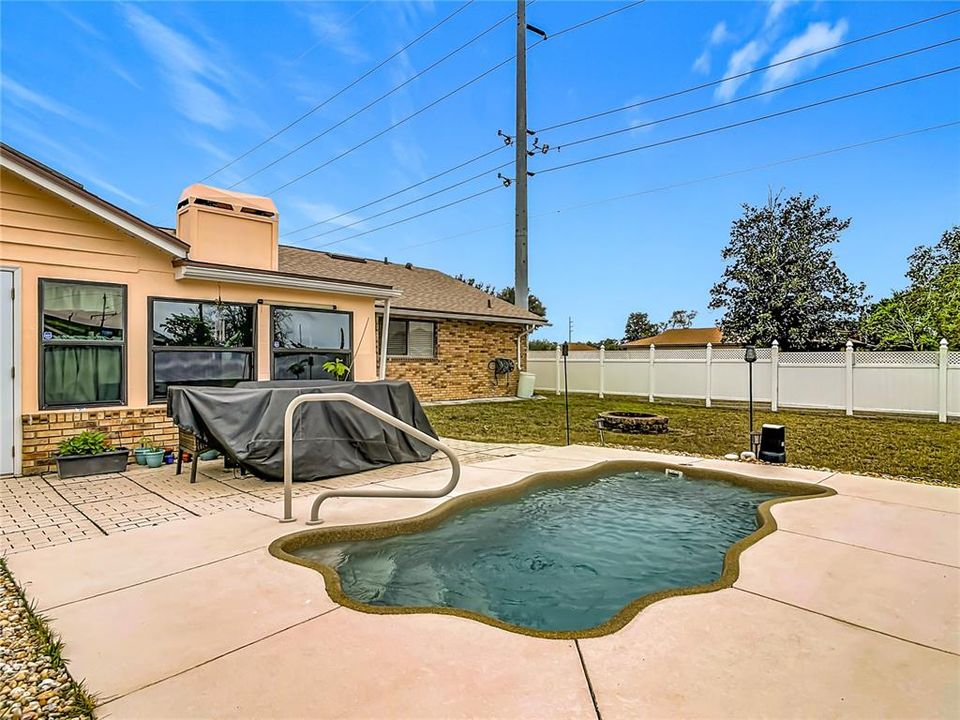 For Sale: $300,000 (3 beds, 2 baths, 1359 Square Feet)