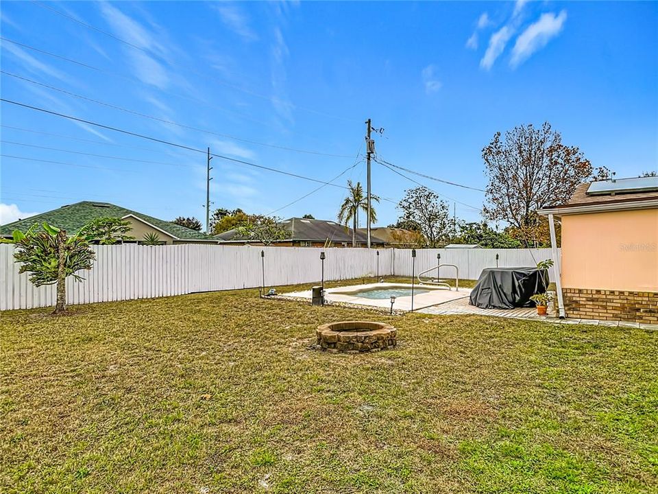 For Sale: $300,000 (3 beds, 2 baths, 1359 Square Feet)