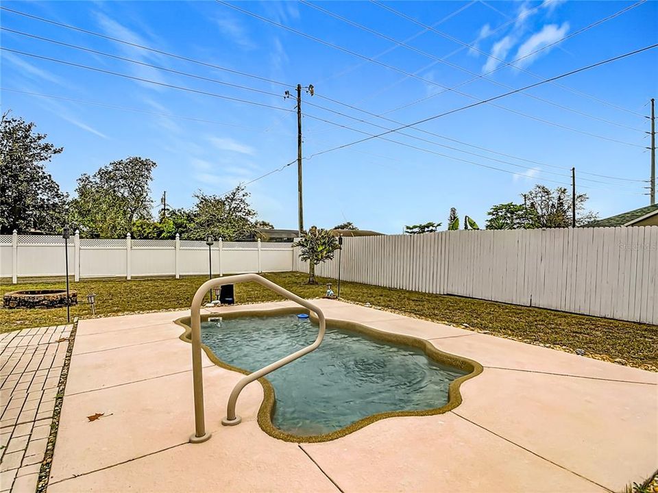 For Sale: $300,000 (3 beds, 2 baths, 1359 Square Feet)