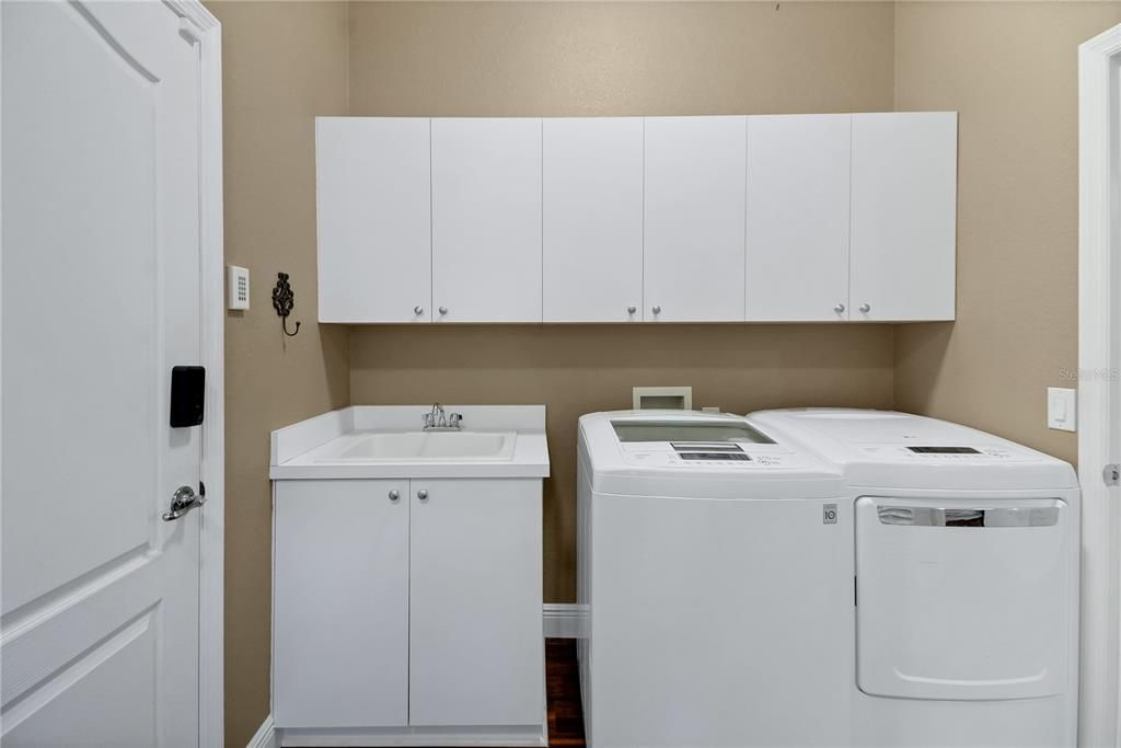 For Sale: $660,000 (3 beds, 2 baths, 2580 Square Feet)