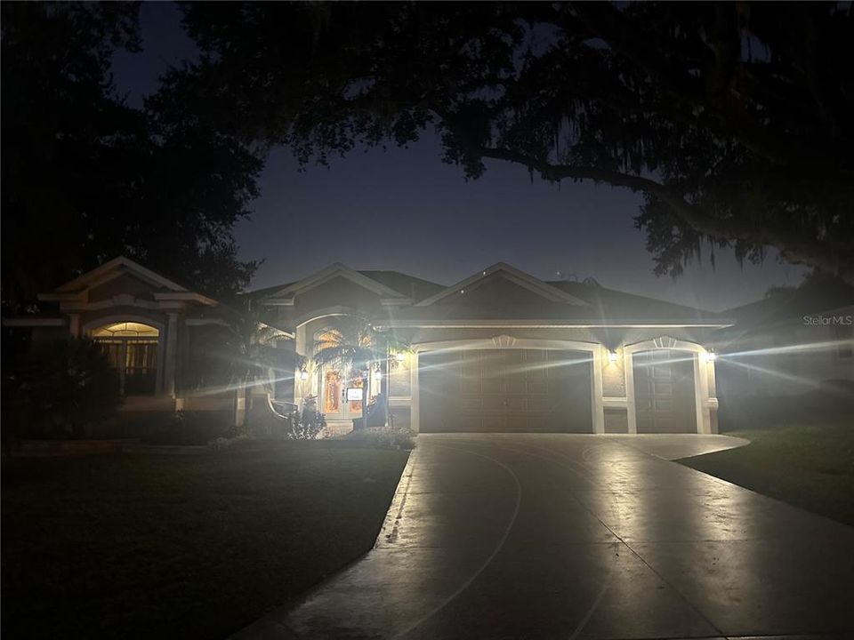 For Sale: $660,000 (3 beds, 2 baths, 2580 Square Feet)