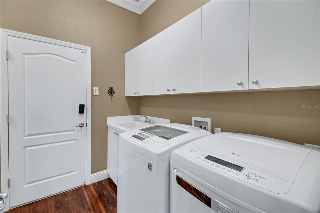 For Sale: $660,000 (3 beds, 2 baths, 2580 Square Feet)