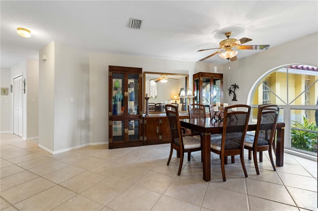 En Venta: $669,000 (3 camas, 2 baños, 2337 Pies cuadrados)