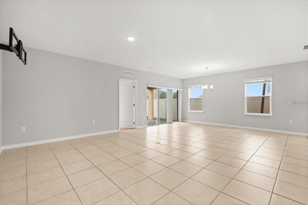 For Rent: $2,595 (4 beds, 2 baths, 1994 Square Feet)