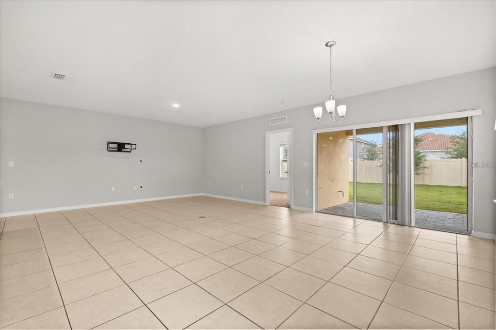 For Rent: $2,595 (4 beds, 2 baths, 1994 Square Feet)