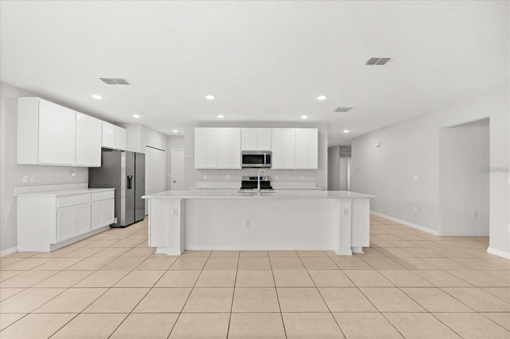 For Rent: $2,595 (4 beds, 2 baths, 1994 Square Feet)