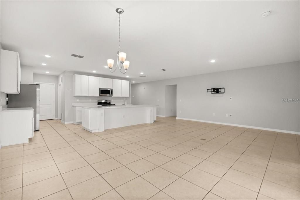 For Rent: $2,595 (4 beds, 2 baths, 1994 Square Feet)