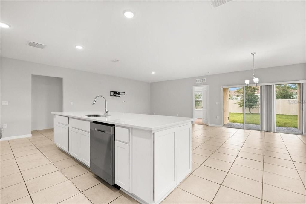 For Rent: $2,595 (4 beds, 2 baths, 1994 Square Feet)