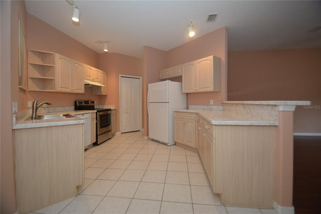 En Renta: $2,200 (4 camas, 2 baños, 2198 Pies cuadrados)