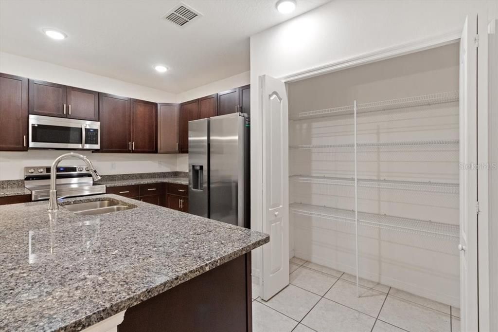 На продажу: $299,995 (3 спален, 2 ванн, 1445 Квадратных фут)