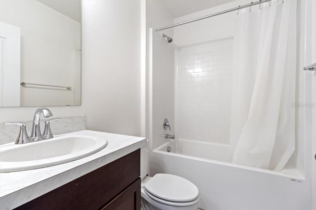 На продажу: $299,995 (3 спален, 2 ванн, 1445 Квадратных фут)