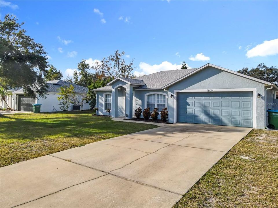 For Rent: $2,200 (3 beds, 2 baths, 1214 Square Feet)