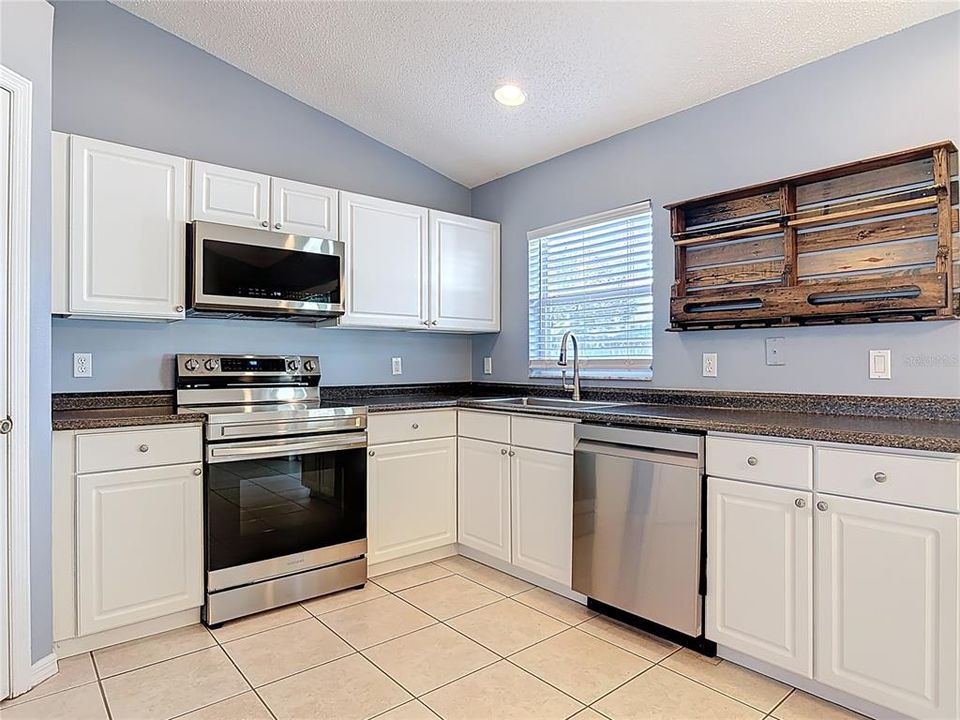 For Rent: $2,200 (3 beds, 2 baths, 1214 Square Feet)