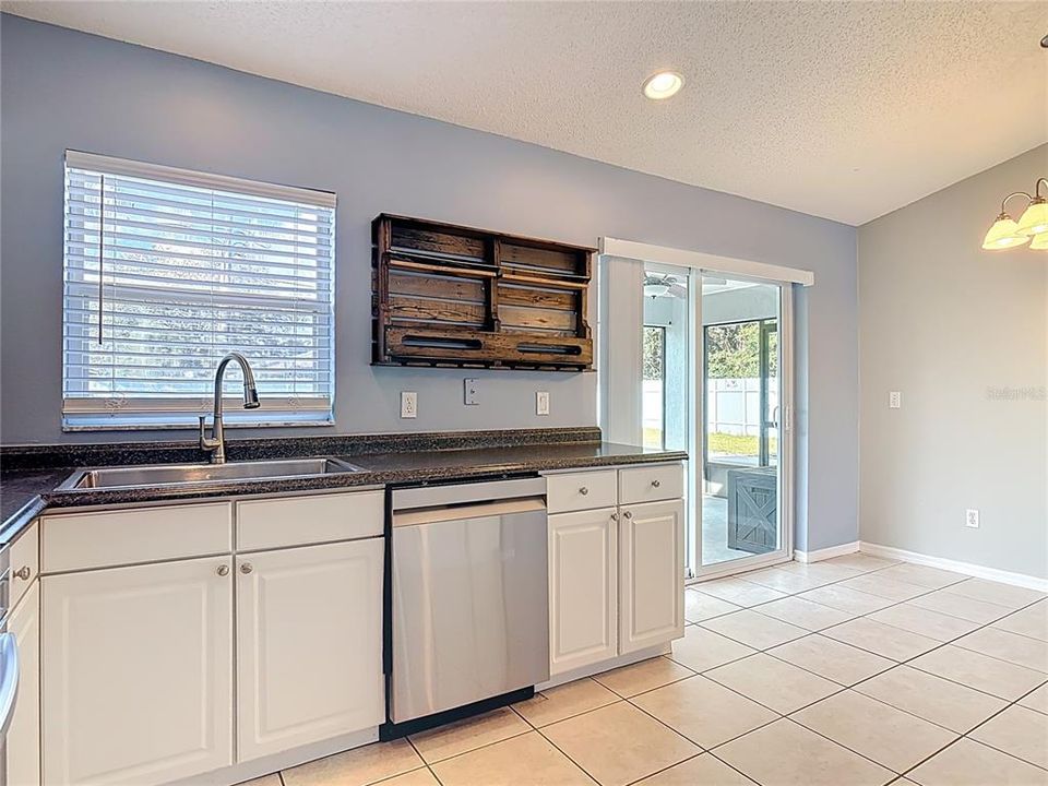 For Rent: $2,200 (3 beds, 2 baths, 1214 Square Feet)