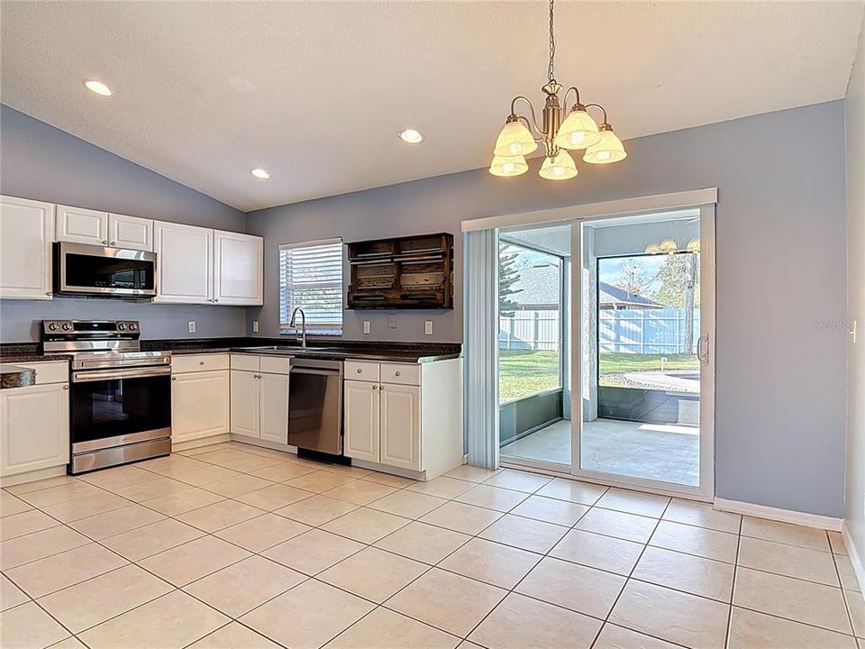 For Rent: $2,200 (3 beds, 2 baths, 1214 Square Feet)