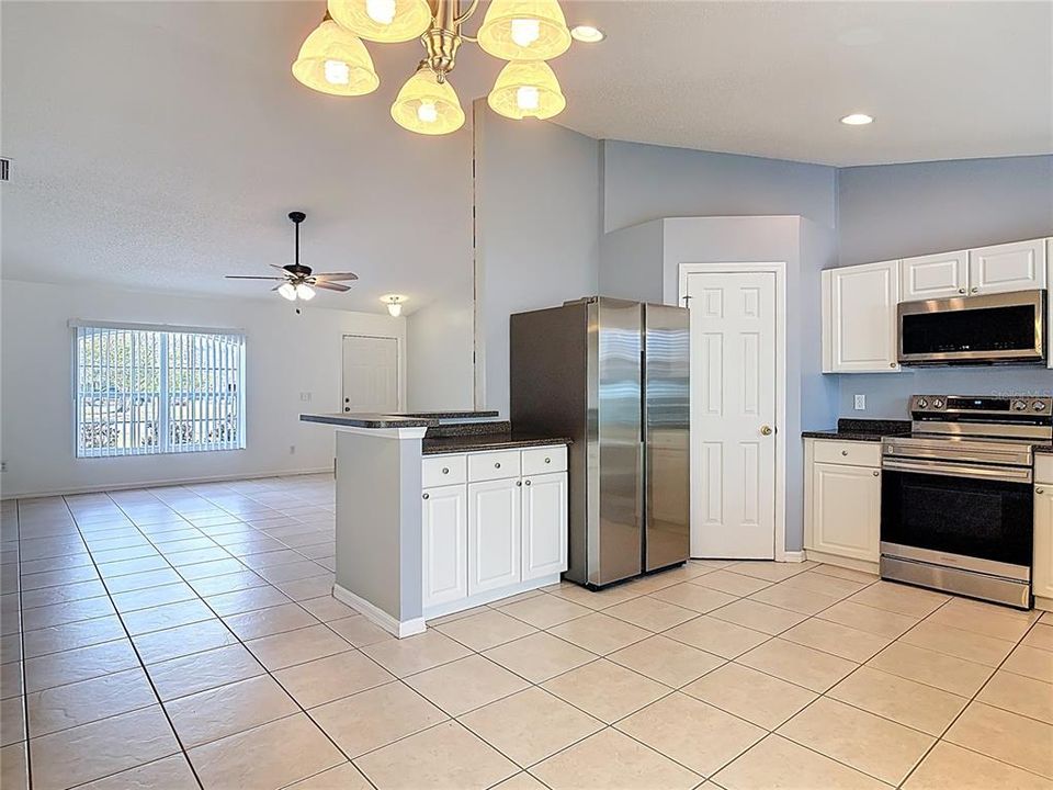 For Rent: $2,200 (3 beds, 2 baths, 1214 Square Feet)