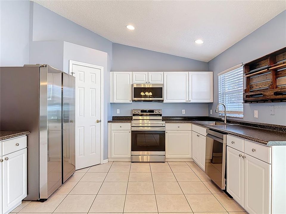 For Rent: $2,200 (3 beds, 2 baths, 1214 Square Feet)