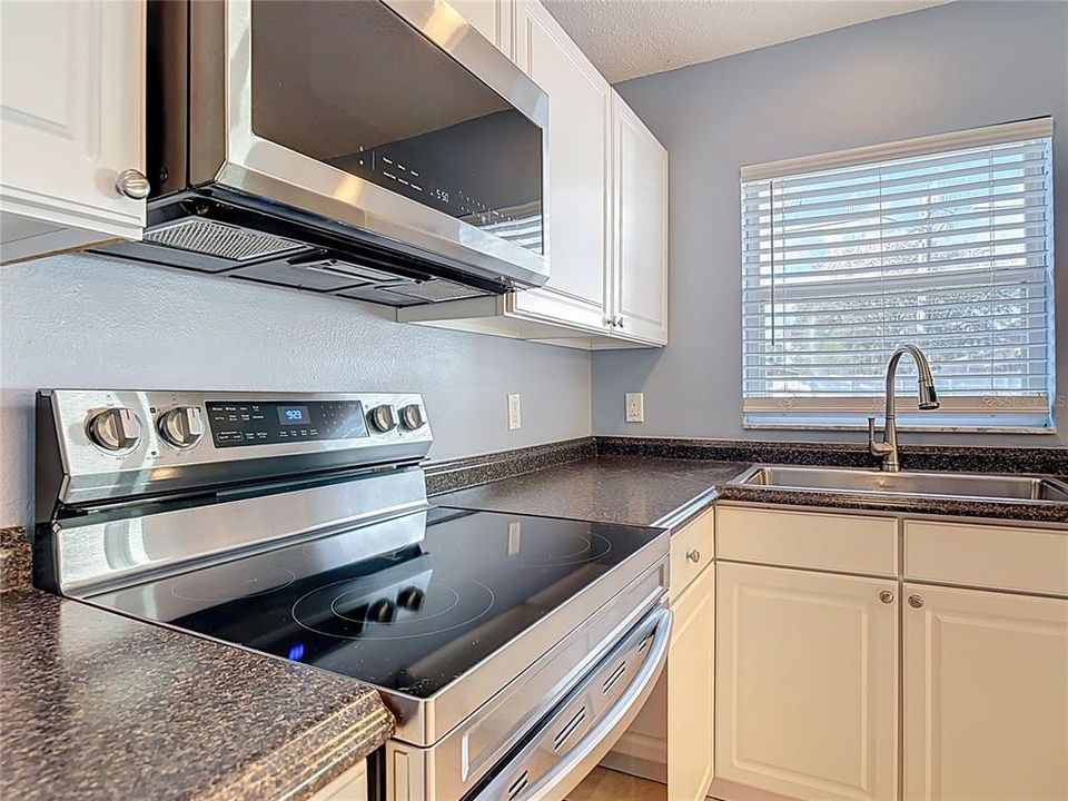 For Rent: $2,200 (3 beds, 2 baths, 1214 Square Feet)