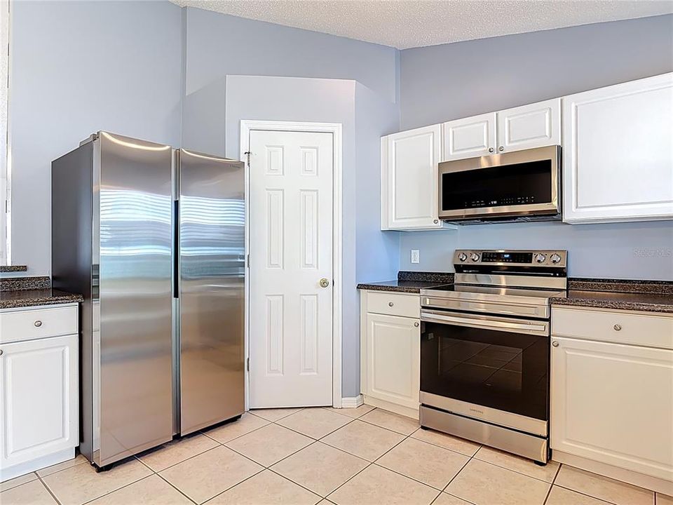 For Rent: $2,200 (3 beds, 2 baths, 1214 Square Feet)