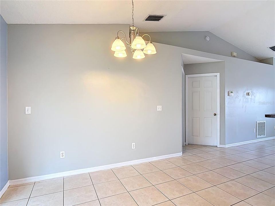 For Rent: $2,200 (3 beds, 2 baths, 1214 Square Feet)