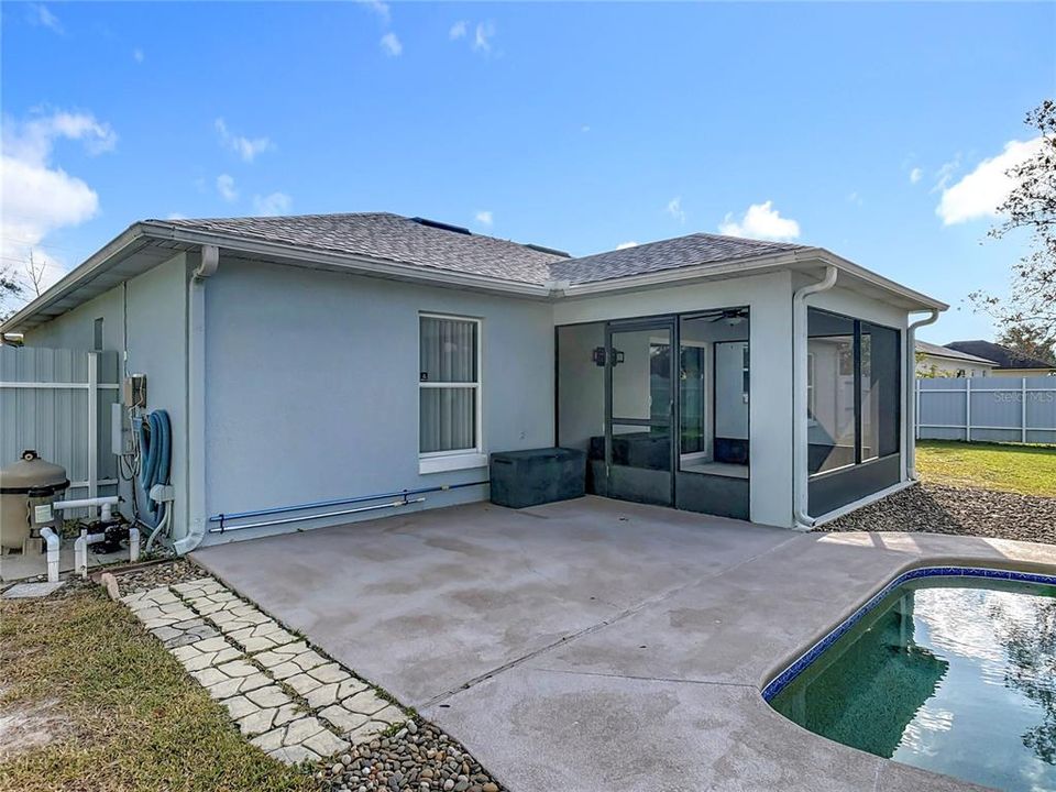 For Rent: $2,200 (3 beds, 2 baths, 1214 Square Feet)