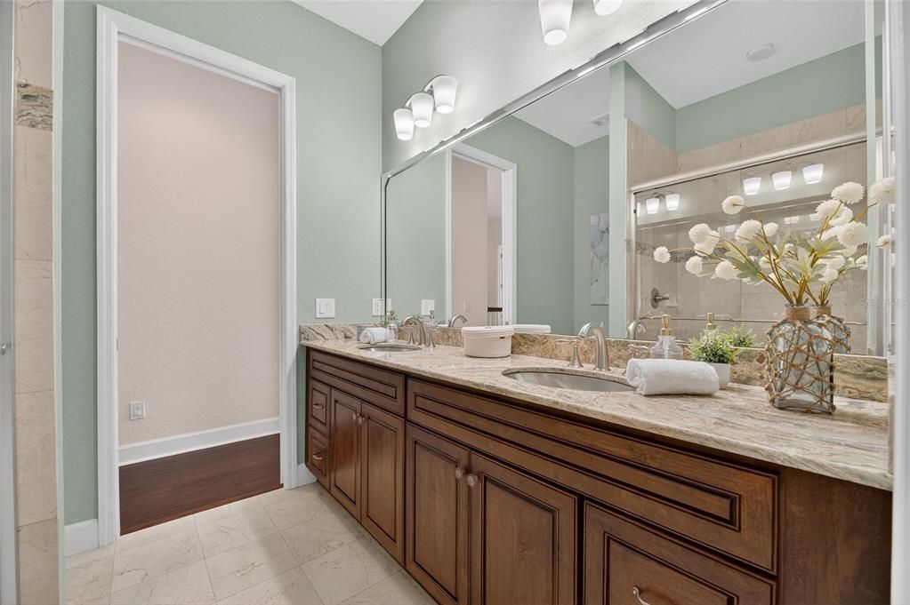 En Venta: $1,249,000 (4 camas, 4 baños, 4367 Pies cuadrados)