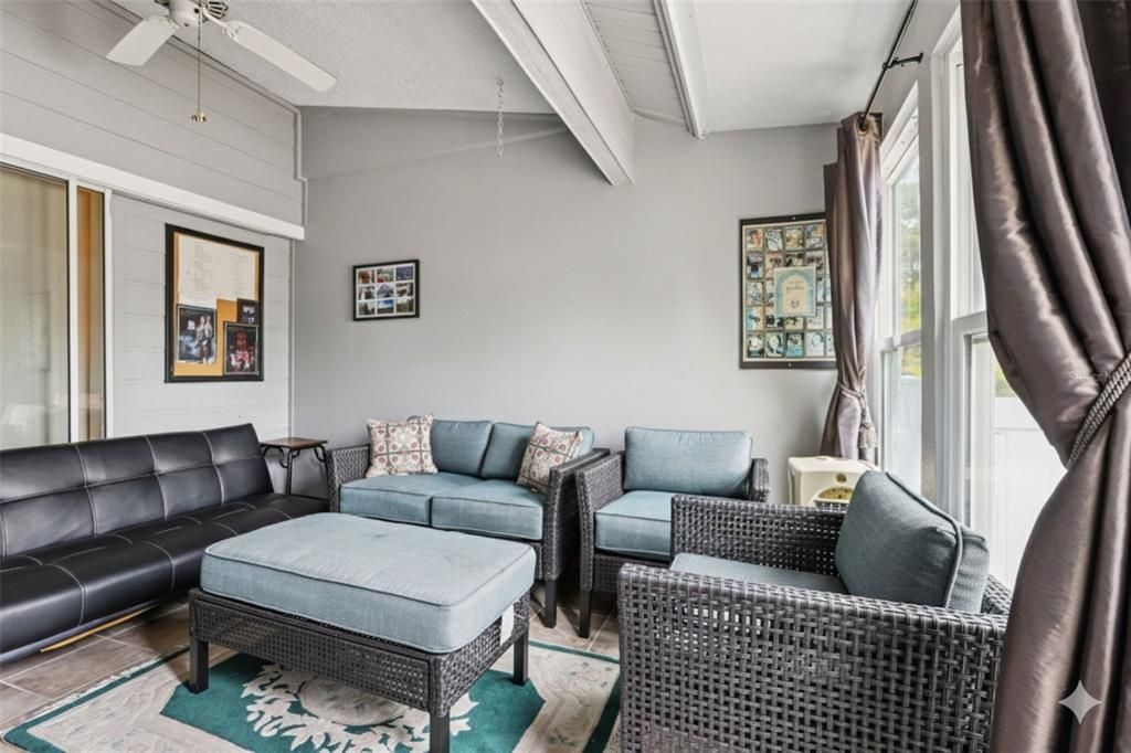 For Sale: $335,000 (2 beds, 2 baths, 1156 Square Feet)