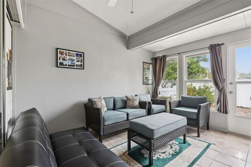For Sale: $335,000 (2 beds, 2 baths, 1156 Square Feet)