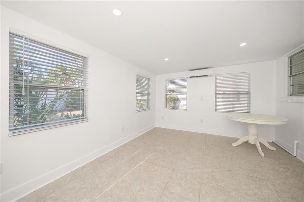 For Sale: $779,900 (2 beds, 2 baths, 1127 Square Feet)