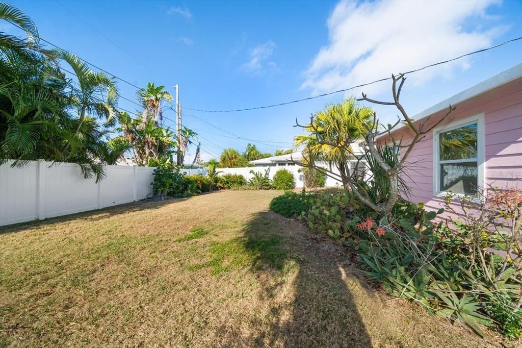 For Sale: $779,900 (2 beds, 2 baths, 1127 Square Feet)