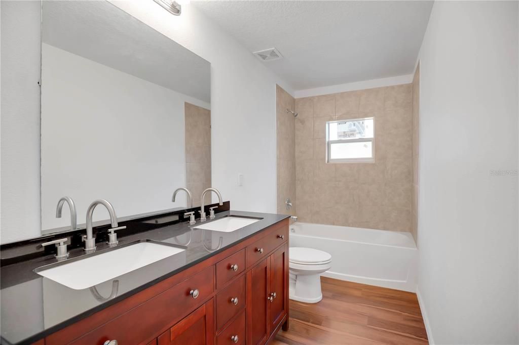 En Venta: $349,000 (3 camas, 2 baños, 1367 Pies cuadrados)