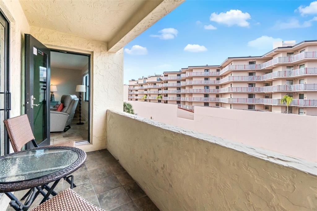 For Sale: $890,000 (2 beds, 2 baths, 1086 Square Feet)