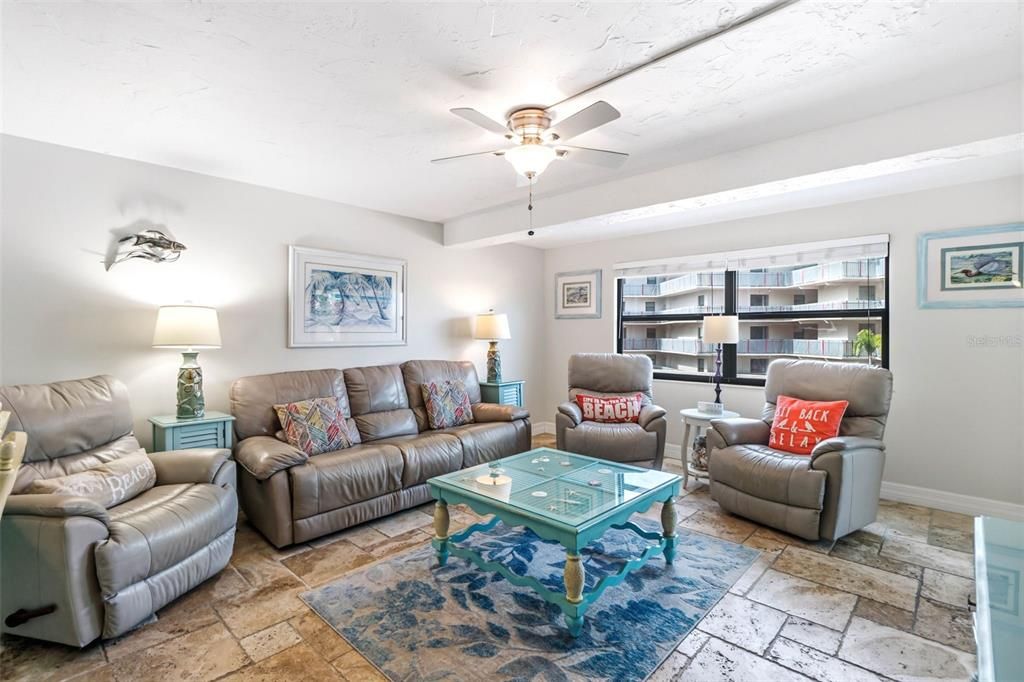 For Sale: $890,000 (2 beds, 2 baths, 1086 Square Feet)