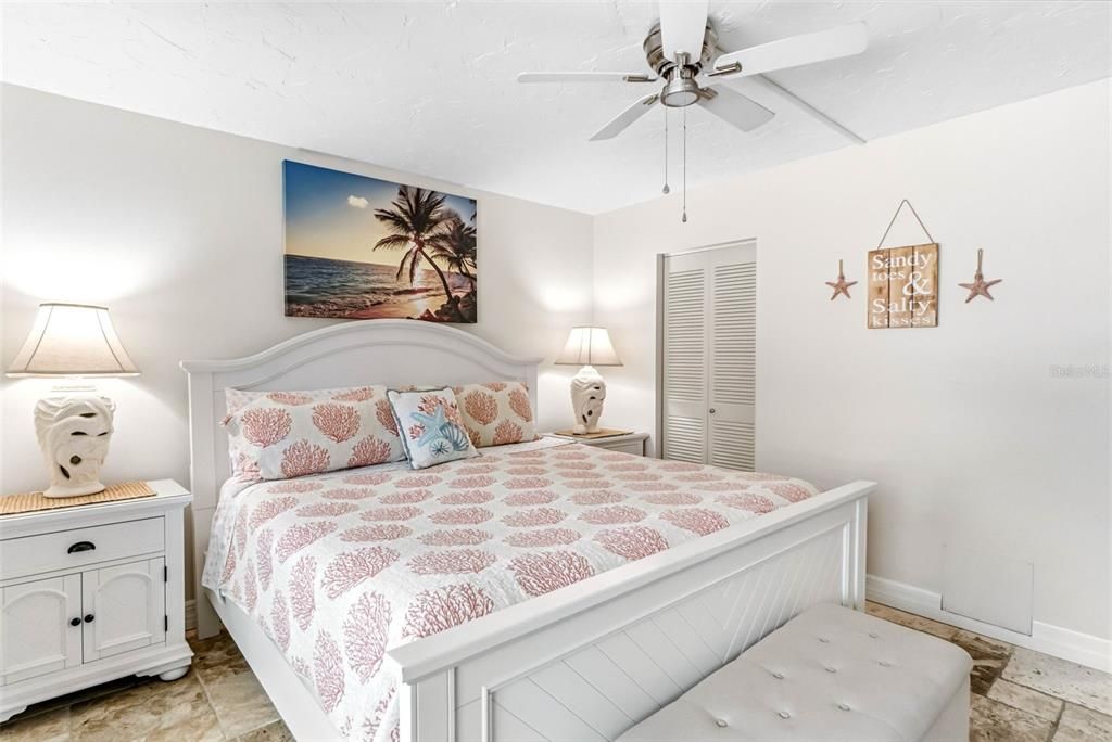 For Sale: $890,000 (2 beds, 2 baths, 1086 Square Feet)