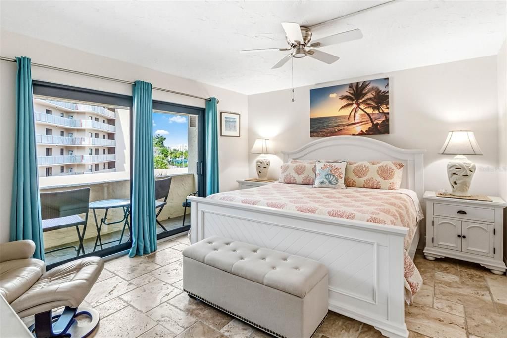 For Sale: $890,000 (2 beds, 2 baths, 1086 Square Feet)