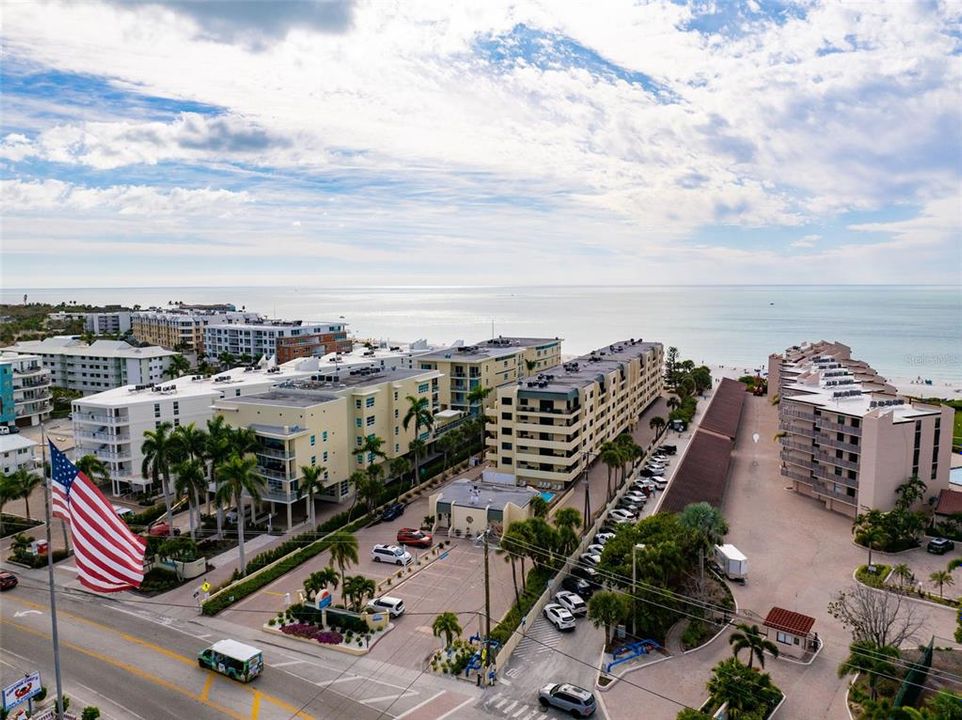 For Sale: $890,000 (2 beds, 2 baths, 1086 Square Feet)