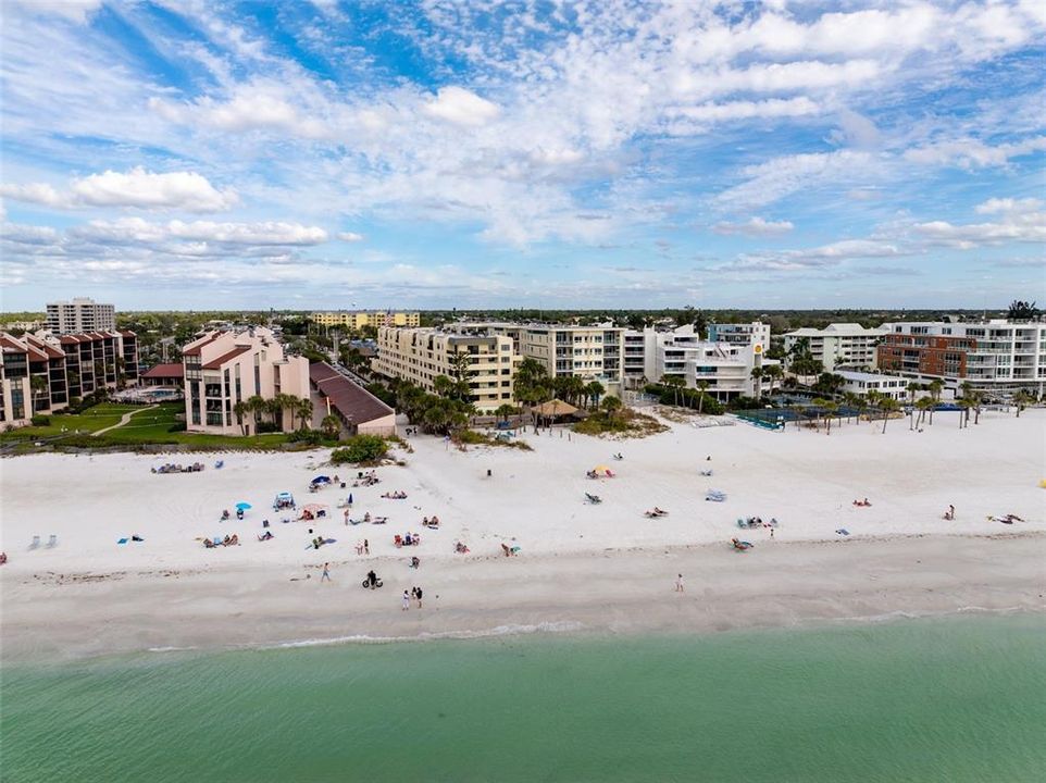 For Sale: $890,000 (2 beds, 2 baths, 1086 Square Feet)