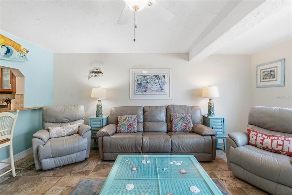 For Sale: $890,000 (2 beds, 2 baths, 1086 Square Feet)