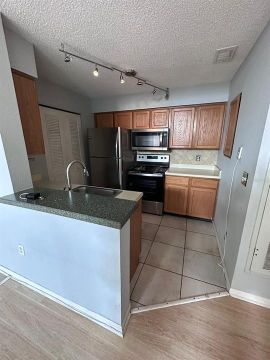 For Rent: $1,200 (1 beds, 1 baths, 627 Square Feet)