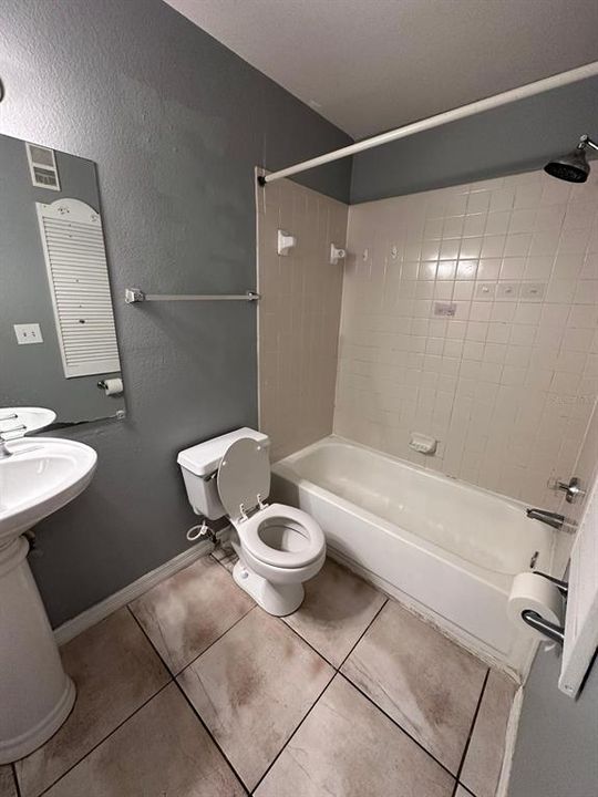 For Rent: $1,200 (1 beds, 1 baths, 627 Square Feet)