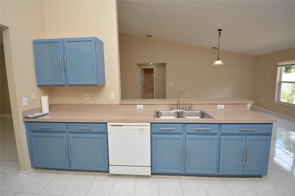 For Rent: $1,900 (3 beds, 2 baths, 1921 Square Feet)