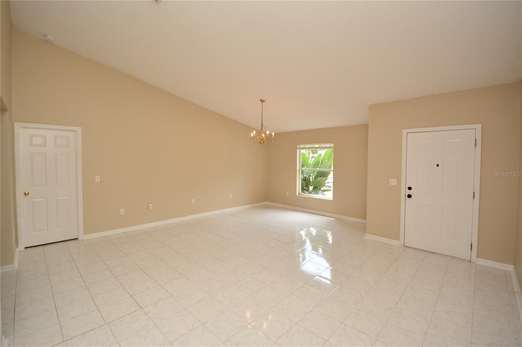 For Rent: $1,900 (3 beds, 2 baths, 1921 Square Feet)