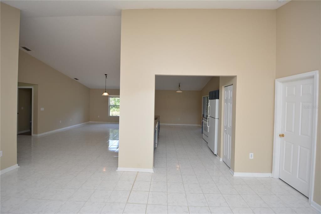 For Rent: $1,900 (3 beds, 2 baths, 1921 Square Feet)