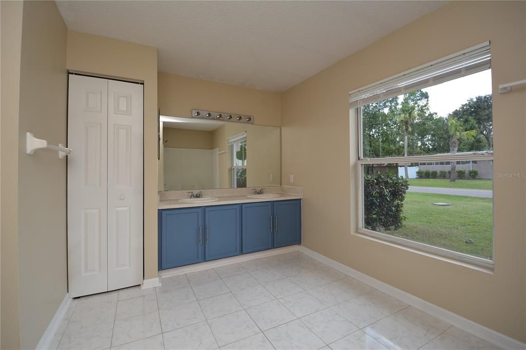 For Rent: $1,900 (3 beds, 2 baths, 1921 Square Feet)